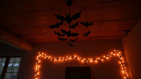 Des chauves-souris au plafond : la déco Halloween la plus rentable